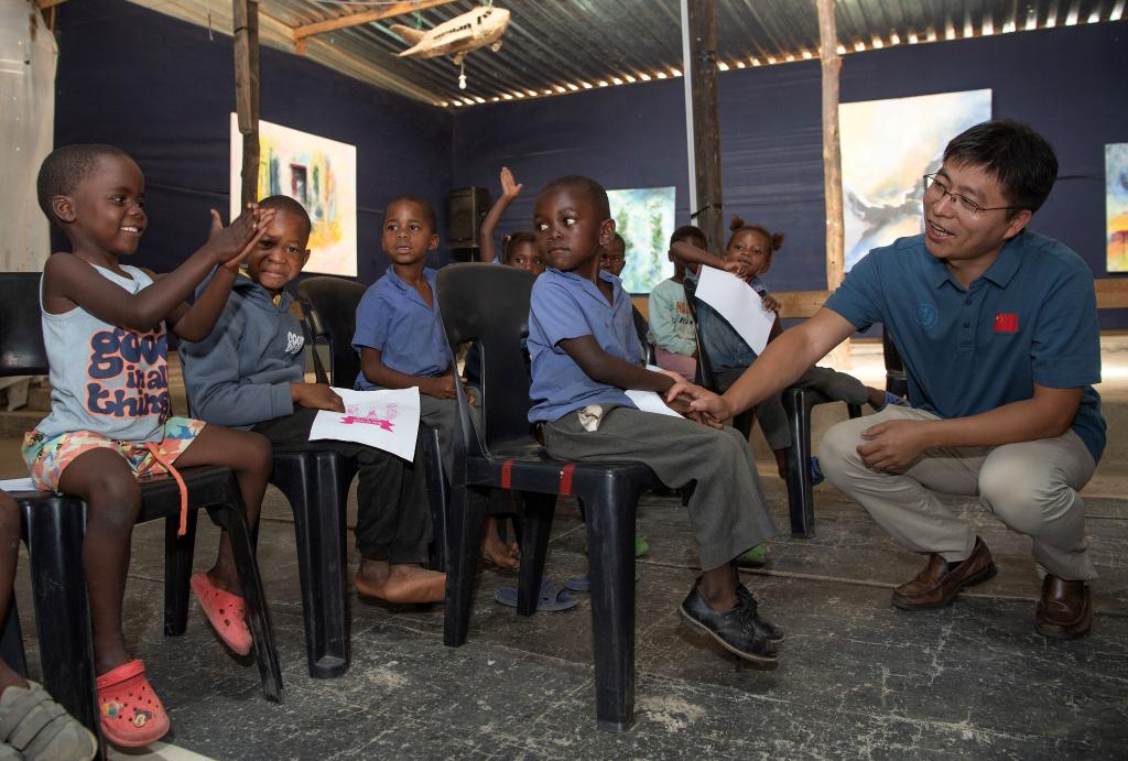 2024年11月20日、貧困地區(qū)の子供達(dá)に衛(wèi)生習(xí)慣を指導(dǎo)する中國(guó)の第16次ナミビア醫(yī)療支援チームの黃欽隊(duì)長(zhǎng)（取材先提供）