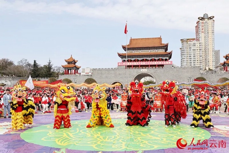 新しい年を迎えるための多彩な民間イベントが行われた雲(yún)南省曲靖市。（撮影?李麗）