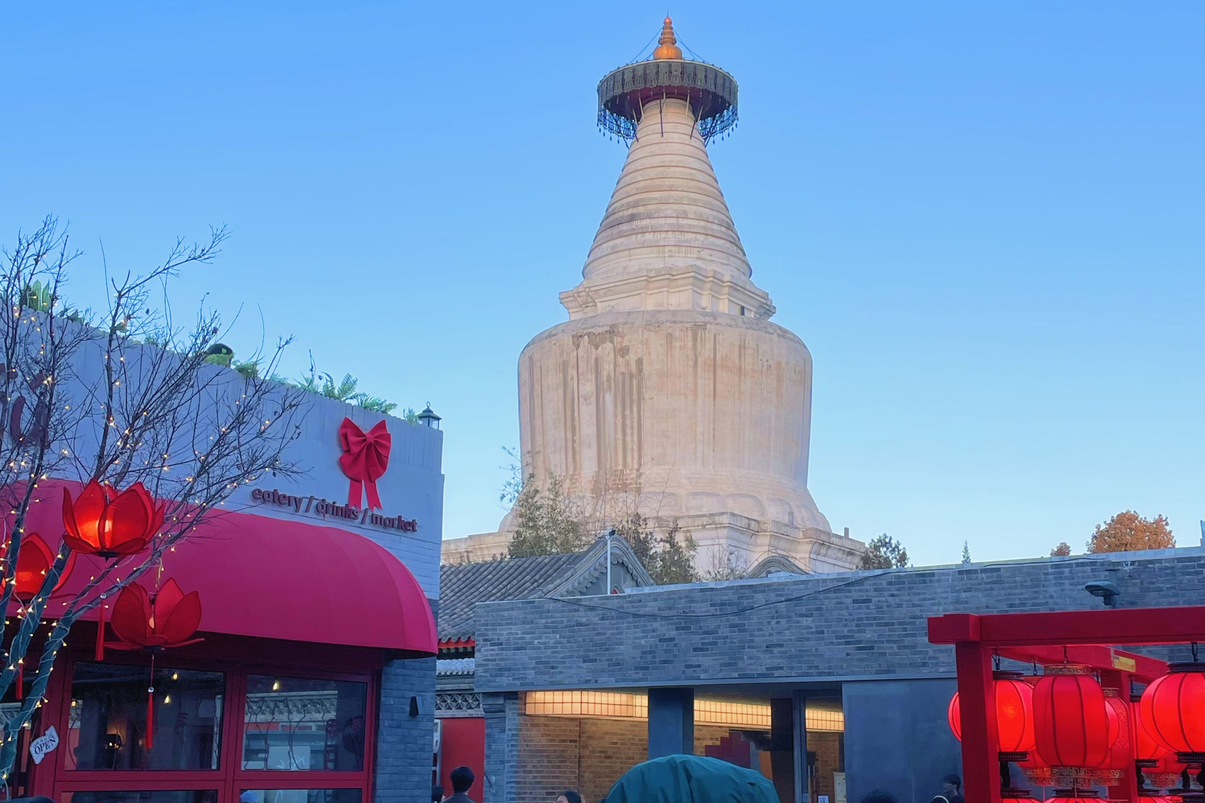 北京の春節(jié)ムード　「白塔」の下で北京らしさ味わう