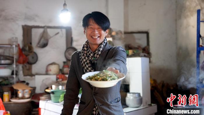 200萬(wàn)人近くのフォロワーを抱えるブロガー?鄭文俊さん（撮影?項(xiàng)志威）。