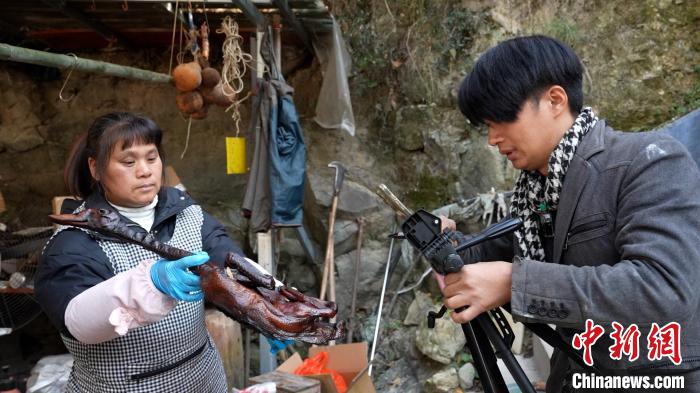 アヒルの燻製を撮影する鄭文俊さん(寫(xiě)真右、撮影?項(xiàng)志威）。