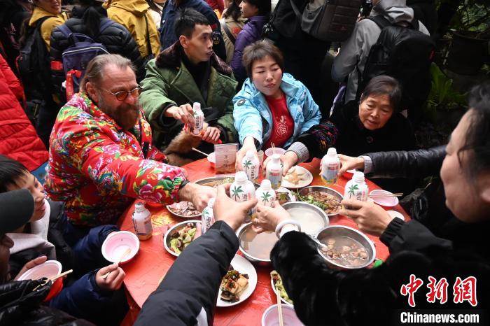 歴史ある古鎮(zhèn)で長(zhǎng)さ1キロの宴席、各地から大勢(shì)の観光客　重慶