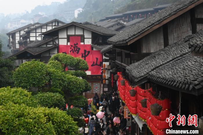 歴史ある古鎮(zhèn)で長さ1キロの宴席、各地から大勢の観光客　重慶