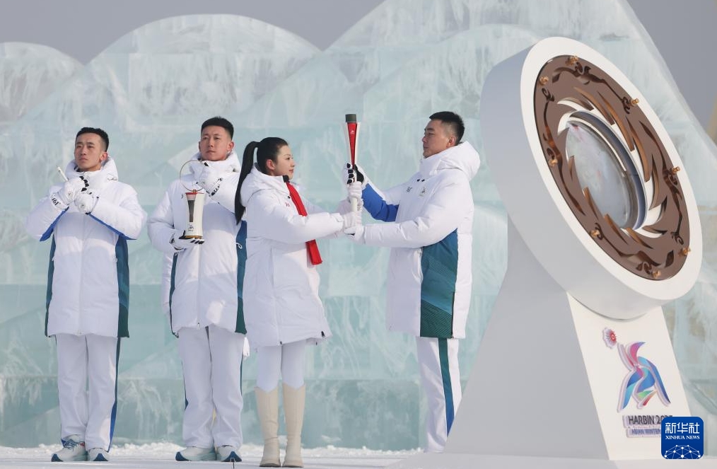 聖火トーチを受け取るランナー（1月20日撮影?張濤）。