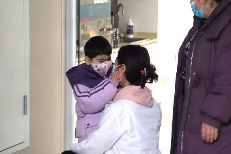 浙江省の「お母さん」3人の獻身的なサポート受け、病を乗り越えた新疆の7歳女児