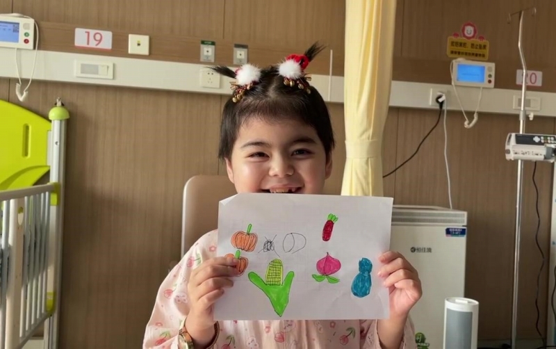 獻(xiàn)身的な看病を受け、笑顔を取り戻した艾力西木ちゃん（畫像提供?浙江大學(xué)醫(yī)學(xué)院附屬児童病院）。