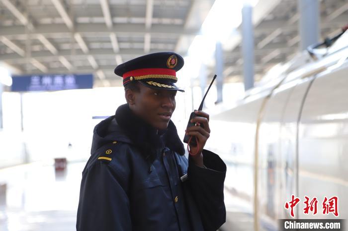 「里帰り」ムードを體験する鉄道駅の外國人ボランティア　甘粛省蘭州