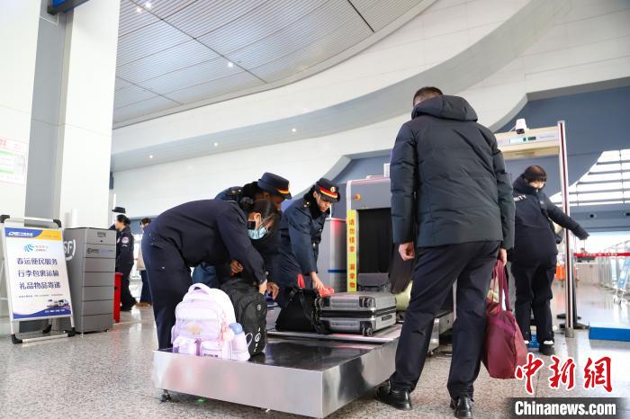 「里帰り」ムードを體験する鉄道駅の外國人ボランティア　甘粛省蘭州