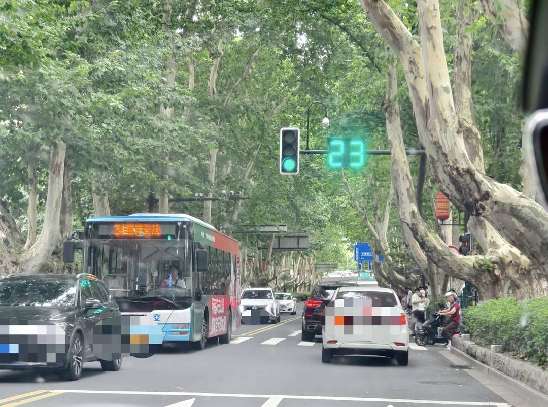 【音聲ニュース】「マジででかい！」　南京のビッグサイズ信號(hào)機(jī)が大きな話題に