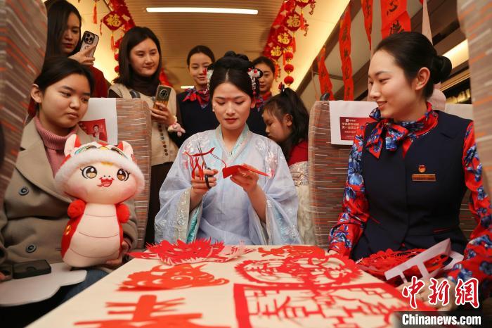 高速鉄道車(chē)両も春節(jié)を迎えるムード一色に