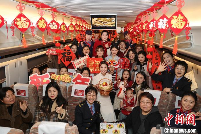 高速鉄道車両も春節(jié)を迎えるムード一色に