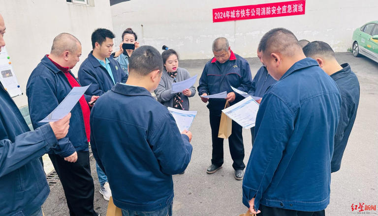 英語を勉強(qiáng)するタクシーのドライバーたち。