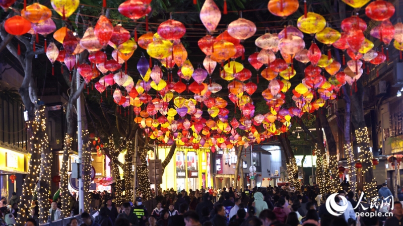 古城の街中に飾られた色鮮やかなランタン（撮影?陳博）。