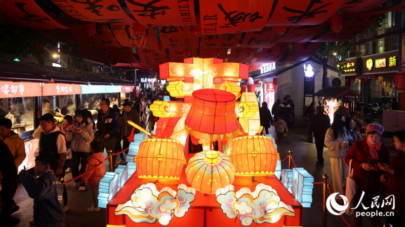 會(huì)場(chǎng)に飾られている多種多様なランタンの作品を鑑賞する人々（撮影?陳博）。