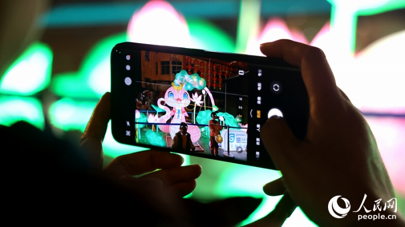 人気を集めた2025年の干支「巳」をテーマにしたランタン（撮影?陳博）。