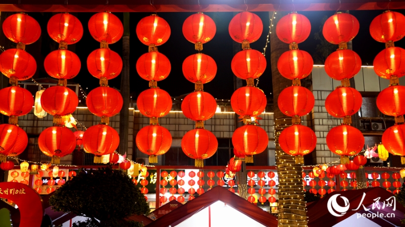 赤い提燈がたくさん飾られ、春節(jié)の祝賀ムードを漂わせる同安古城（撮影?陳博）。