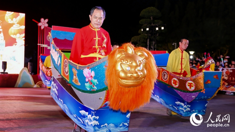 福船のパフォーマンス（撮影?陳博）。