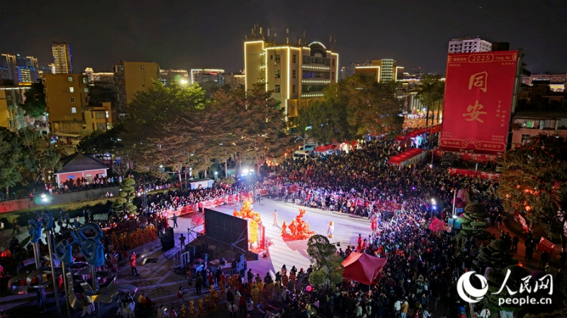 観客が大勢(shì)集まった無(wú)形文化遺産のパフォーマンスの會(huì)場(chǎng)（撮影?陳博）。