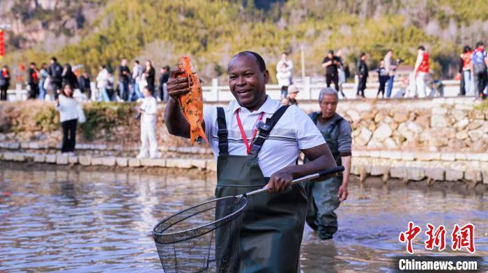 「華僑のふるさと」青田　外國(guó)人も年越しイベントを體験　浙江省