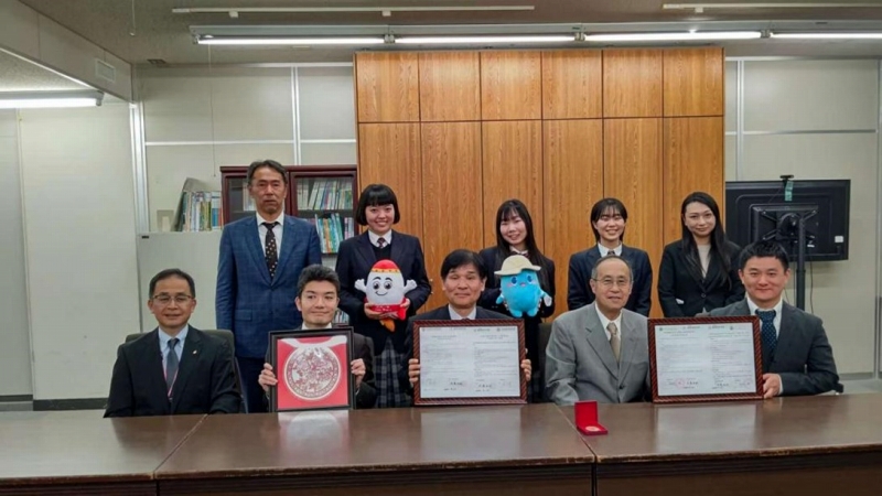 三重県教育庁で交流の成果を報告する鈴鹿市青年代表団?！?/></a></span>
    <h3 class=