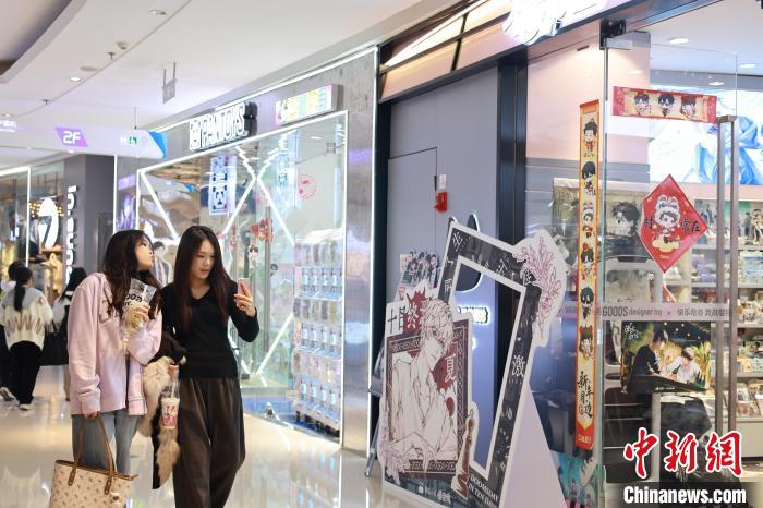 「グッズ経済」が急成長(zhǎng)　若者の人気を集めるグッズショップ　広西