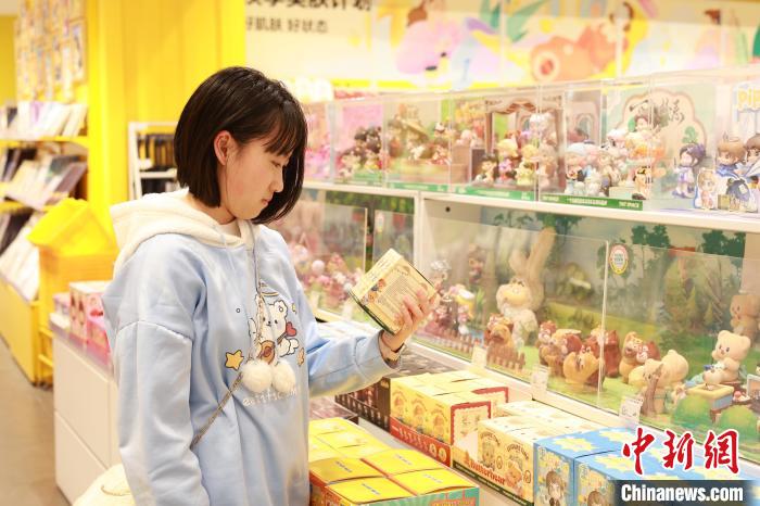 「グッズ経済」が急成長(zhǎng)　若者の人気を集めるグッズショップ　広西