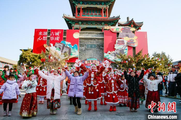 河北省秦皇島で豚肉を煮込み、春節(jié)の到來を祝うイベントが開催