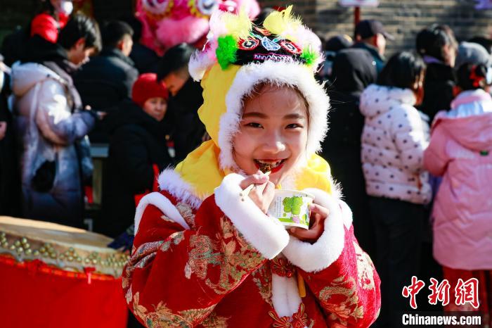 河北省秦皇島で豚肉を煮込み、春節(jié)の到來を祝うイベントが開催