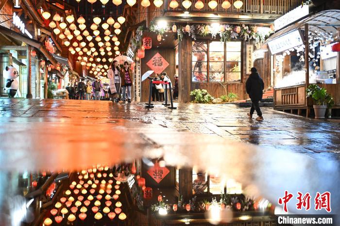 重慶の十八梯を照らす春節(jié)の到來祝うイルミネーション