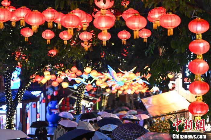 重慶の十八梯を照らす春節(jié)の到來祝うイルミネーション