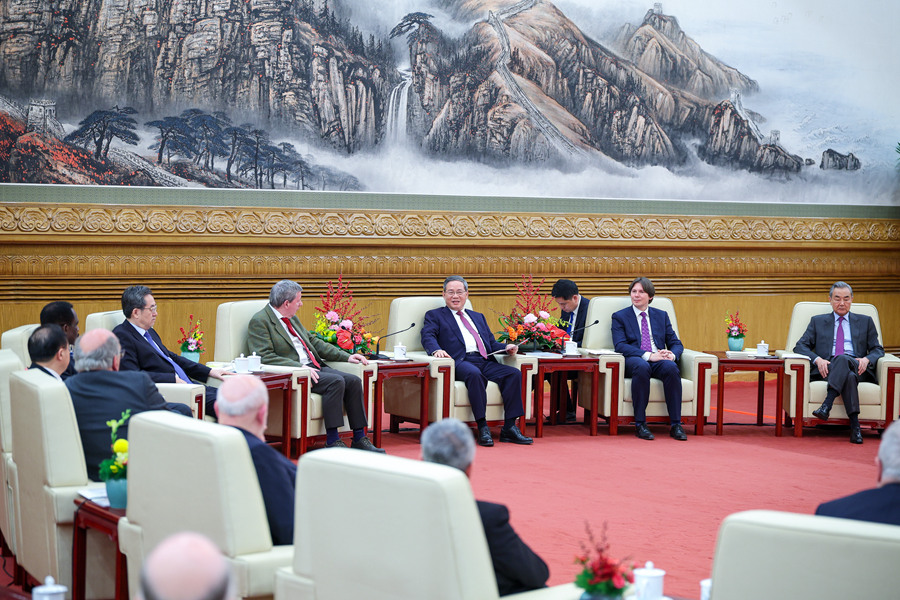 春節(jié)を前にした26日午後、李強総理は2024年度中國政府友誼賞の受賞者および中國で働く外國人専門家の代表と人民大會堂で懇談?交流した。丁薛祥副総理も出席した。（撮影?劉彬）