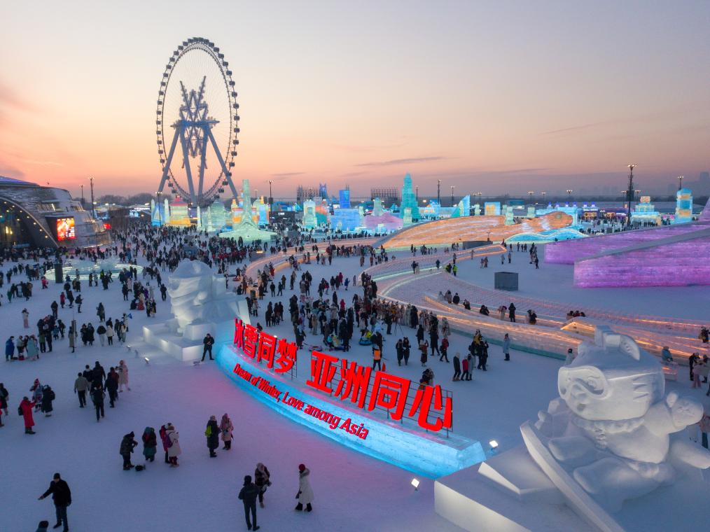 1月5日、哈爾浜氷雪大世界パークに設(shè)置されている第9回アジア冬季競(jìng)技大會(huì)のマスコットキャラクターの雪像（撮影?王建威）。