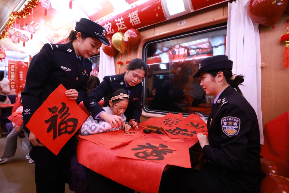列車內(nèi)で特別な「春晩」　暖かさに満ちた故郷への旅路