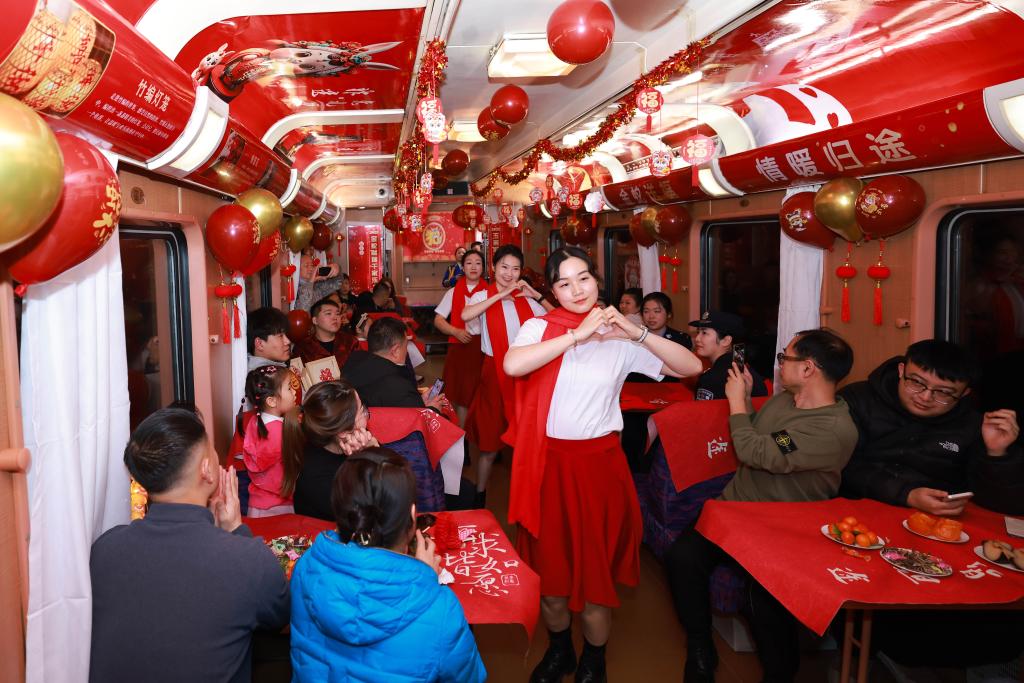 列車內で特別な「春晩」　暖かさに満ちた故郷への旅路