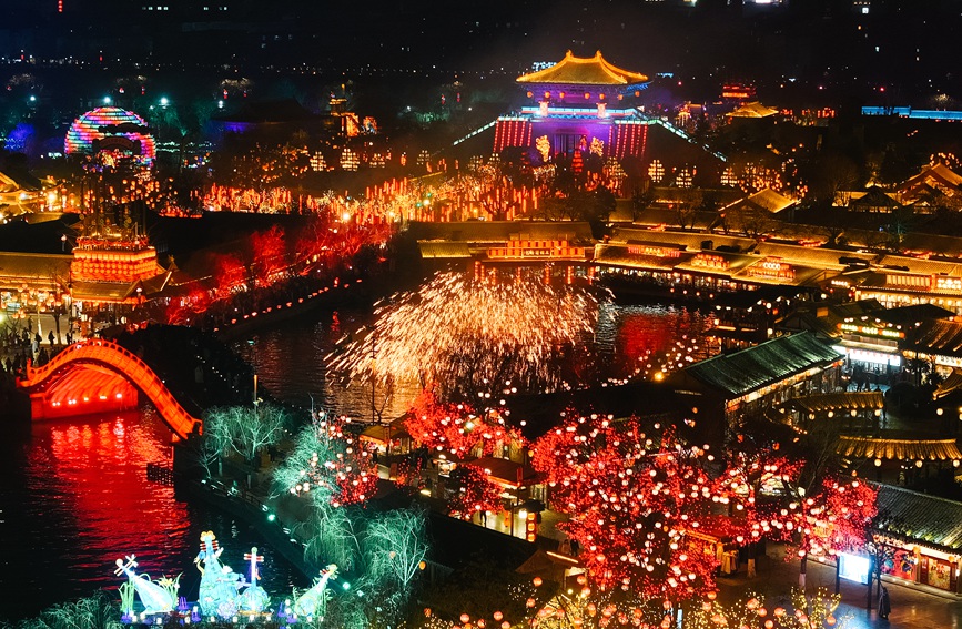 目を楽しませるライトアップや花火　河南?開(kāi)封で「大宋中國(guó)年」始まる