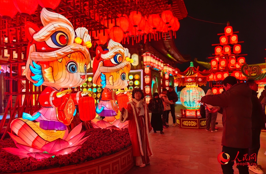 目を楽しませるライトアップや花火　河南?開封で「大宋中國年」始まる