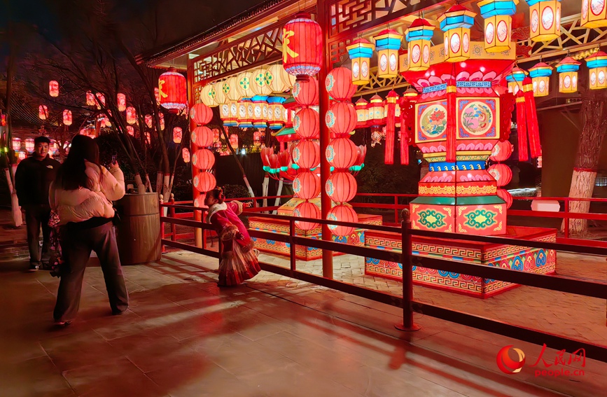 目を楽しませるライトアップや花火　河南?開封で「大宋中國年」始まる