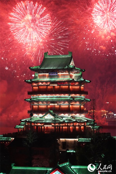 華麗な花火で新春を迎える江西省南昌市