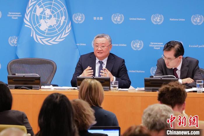 現(xiàn)地時間3日、米ニューヨークの國連本部で記者會見を開き、2月の安保理輪番議長國としての中國の取り組みについて報道陣に語る中國の傅聡國連大使（撮影?王帆）