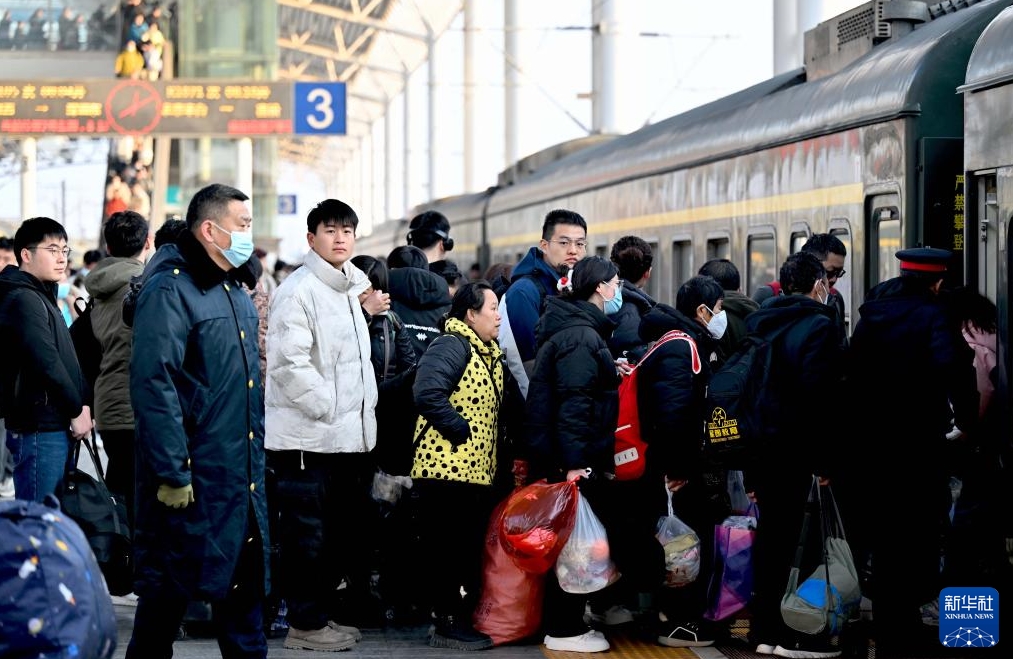 中國(guó)各地で春節(jié)のUターンラッシュがピークに