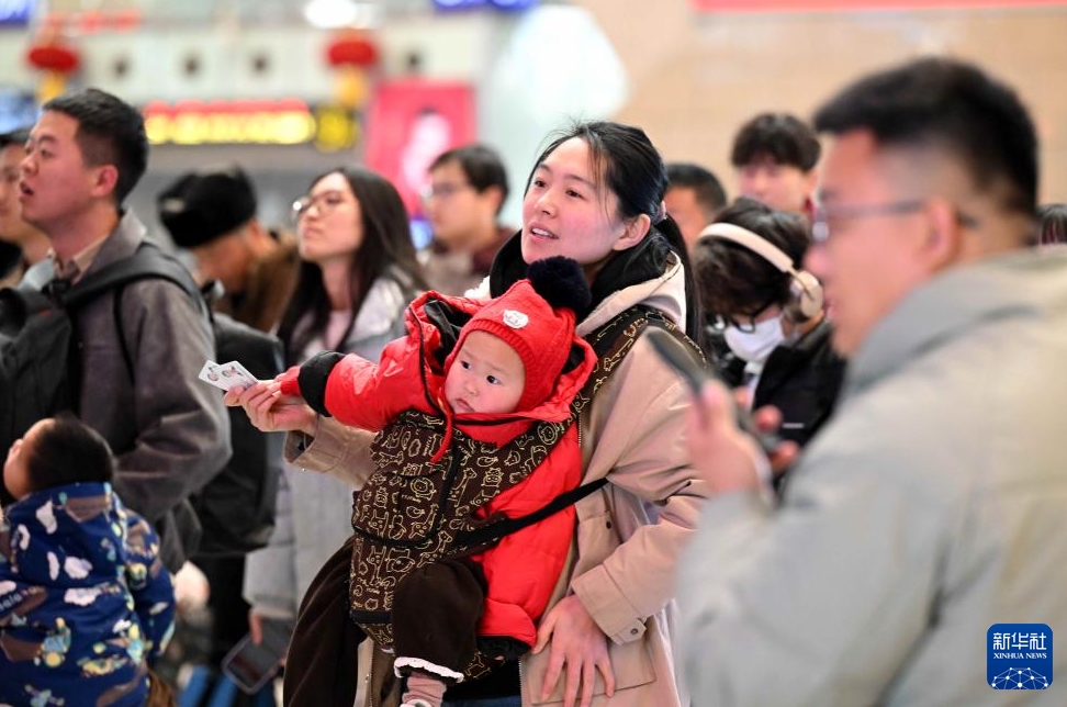 中國(guó)各地で春節(jié)のUターンラッシュがピークに