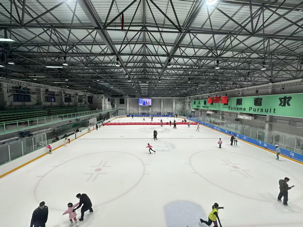 2025年1月、大連氷熊アイススポーツセンターのスケートリンクでアイススケートをする市民。このスケートリンクには、大連氷山集団の開発した製氷?冷卻制御システムが導(dǎo)入されている。（撮影?孫濤）