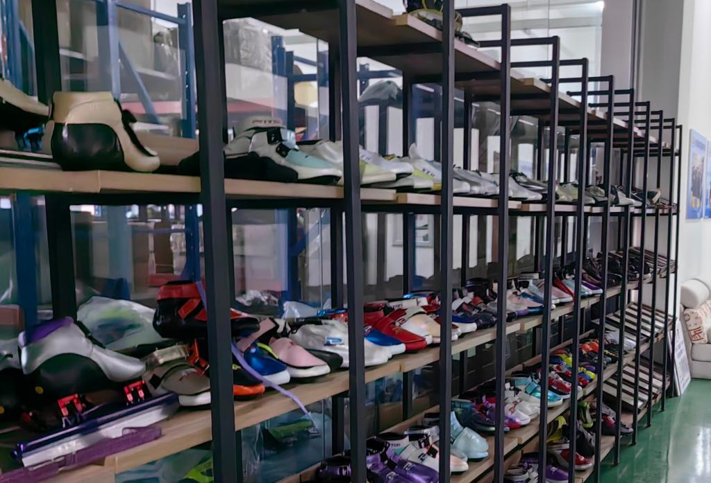 2025年1月2日、長(zhǎng)春百凝盾體育用品器材有限公司の工場(chǎng)に並べられたスケート靴のサンプル。（撮影?王帆）