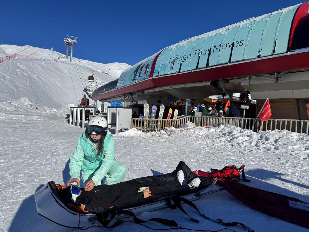 2025年1月14日、緊急救助の手順を?qū)g演するスキー巡回救助員の帕提曼?奴熱斯阿洪さん。（撮影?米熱地力?麥麥提艾則孜）