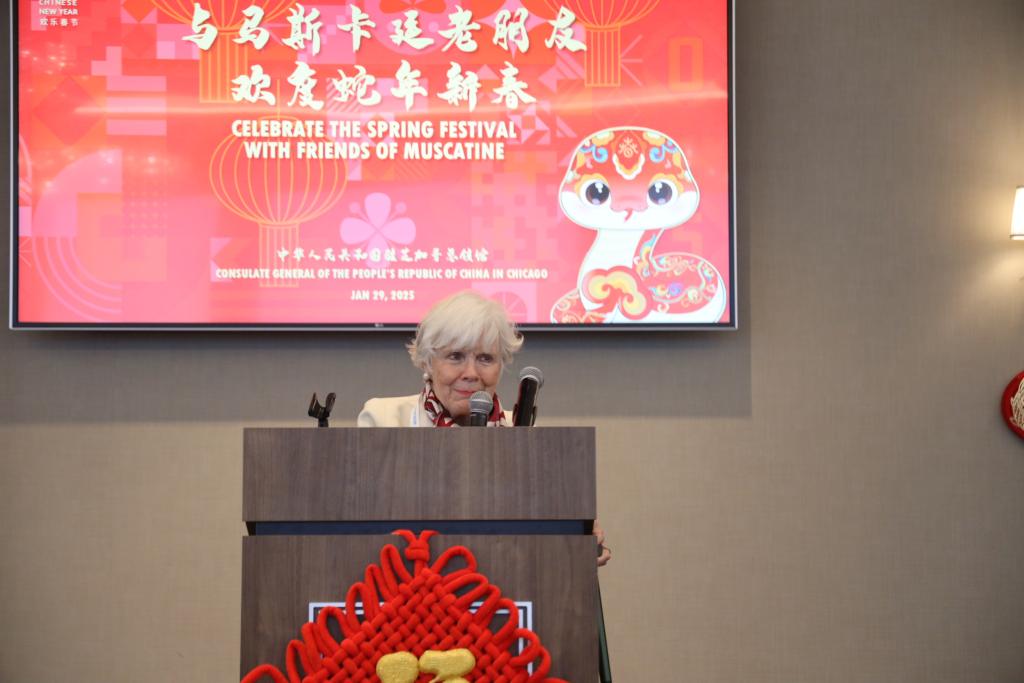 現(xiàn)地時(shí)間1月29日、米國アイオワ州マスカティンにて中米の高校生達(dá)と共に巳年の春節(jié)を祝うサラ?ランディ氏。（撮影?徐剣梅）