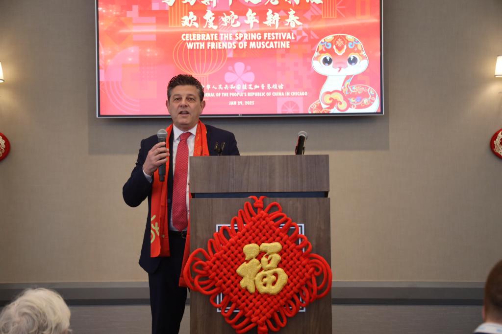 現(xiàn)地時(shí)間1月29日、マスカティンにて中米の高校生達(dá)と共に巳年の春節(jié)を祝うアイオワ州友好委員會(huì)理事のルカ?ベロン氏。（撮影?徐剣梅）