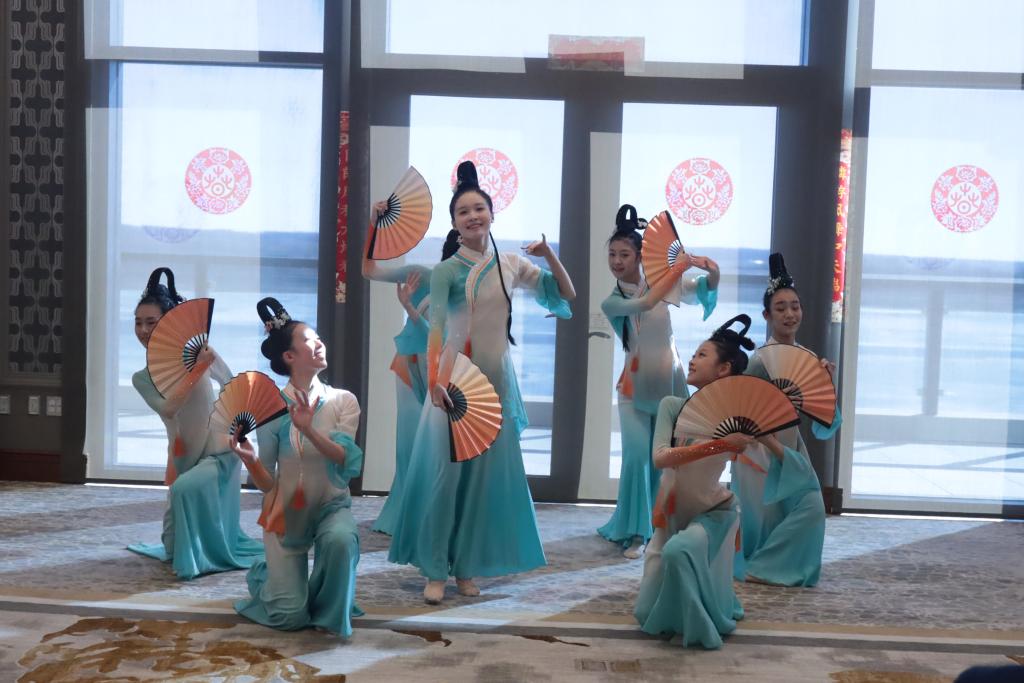 現(xiàn)地時(shí)間1月29日、米國アイオワ州マスカティンでの巳年春節(jié)のイベントで公演する中國人民大學(xué)附屬中學(xué)蕓術(shù)団。（撮影?徐剣梅）