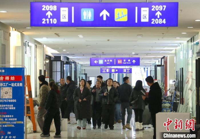 春節(jié)連休後、初の営業(yè)日を迎えた中國(guó)軽紡城　江蘇省