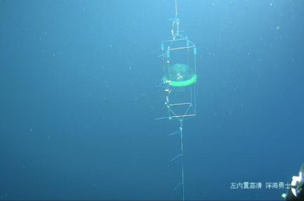 有人潛水船「深海勇士號」が撮影した水中の検出ユニット。（畫像提供は中國科學院高エネルギー物理研究所）