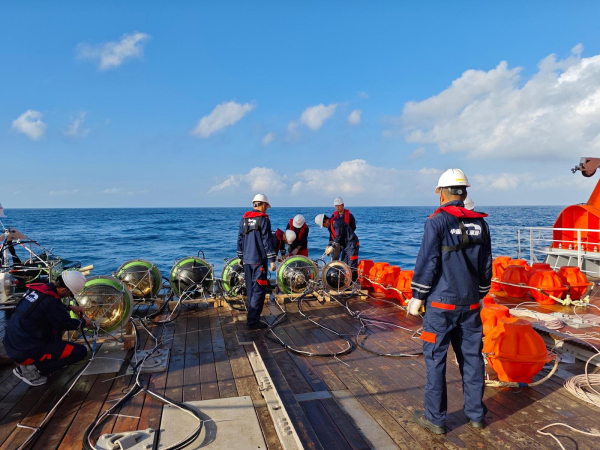 設置準備中の甲板上の検出裝置。（畫像提供は中國科學院高エネルギー物理研究所）